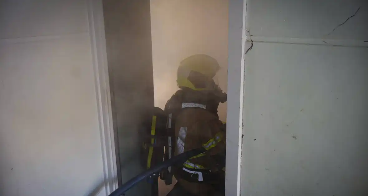 Brandweer oefent woningbrand scenario in slooppand - Foto 3