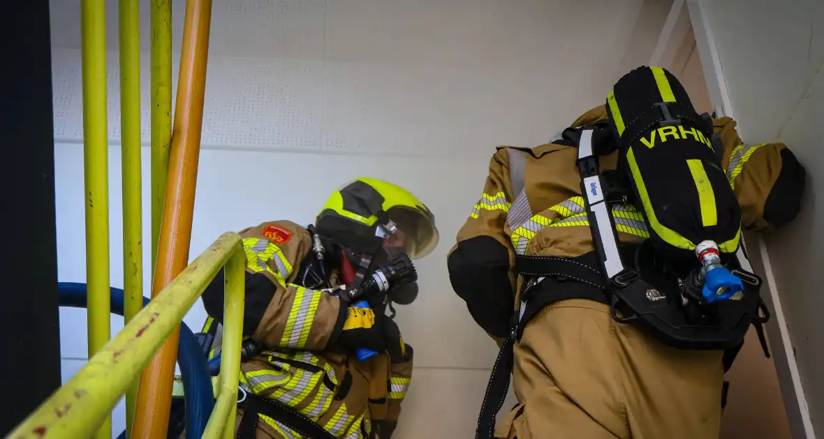 Brandweer oefent woningbrand scenario in slooppand - Foto 5