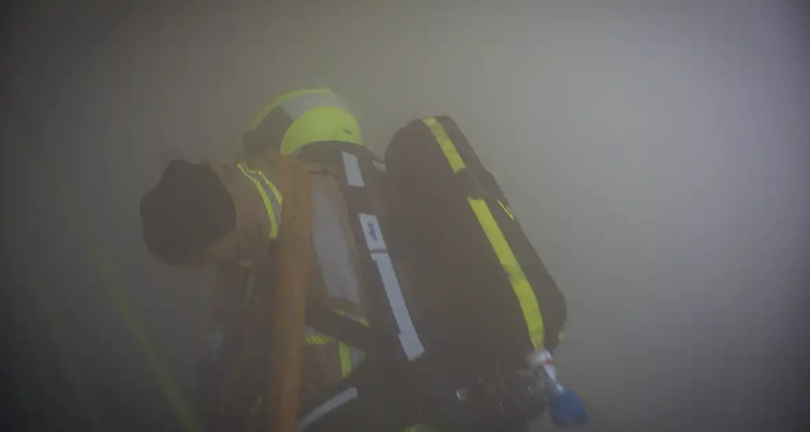 Brandweer oefent woningbrand scenario in slooppand - Foto 6