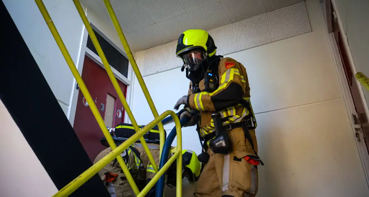 Brandweer oefent woningbrand scenario in slooppand - Foto 7