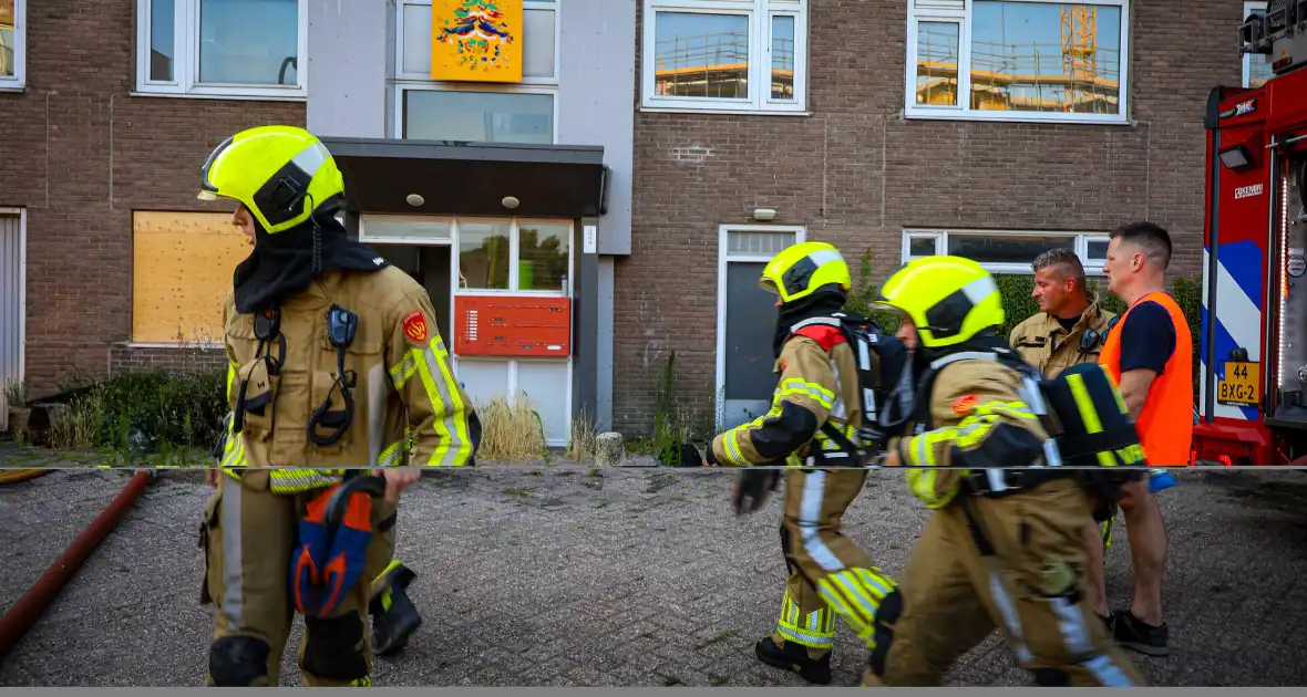 Brandweer oefent woningbrand scenario in slooppand - Foto 8