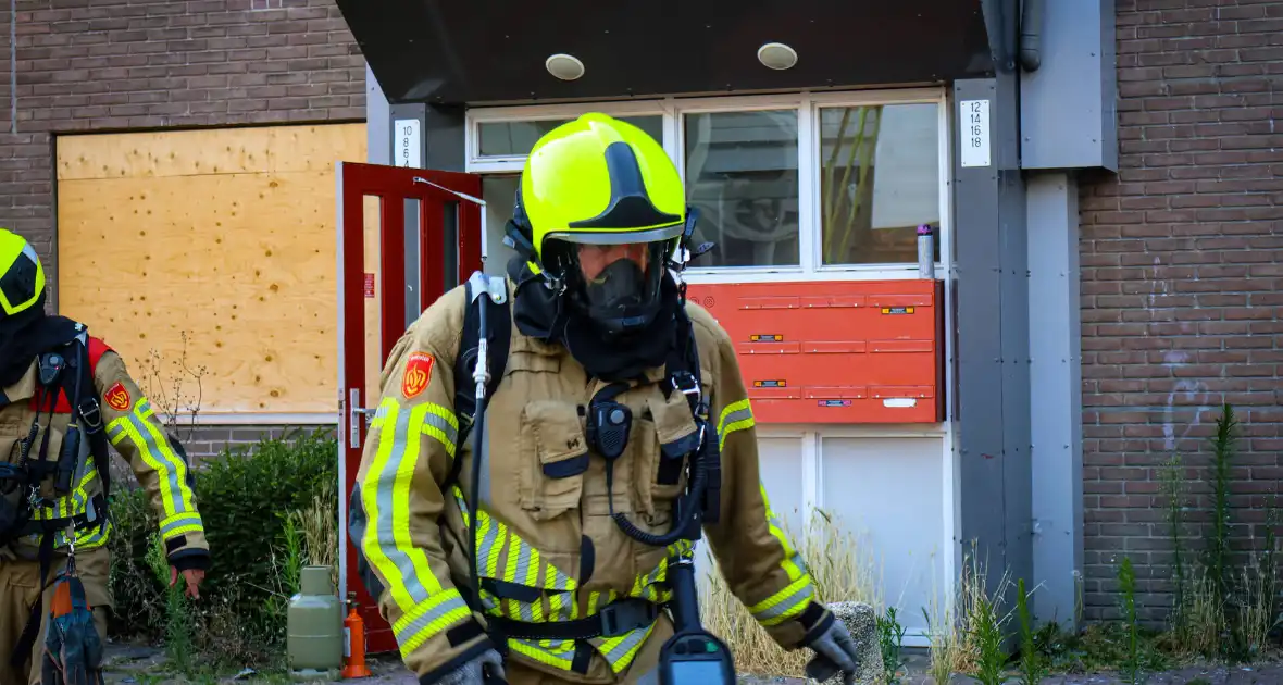 Brandweer oefent woningbrand scenario in slooppand - Foto 9