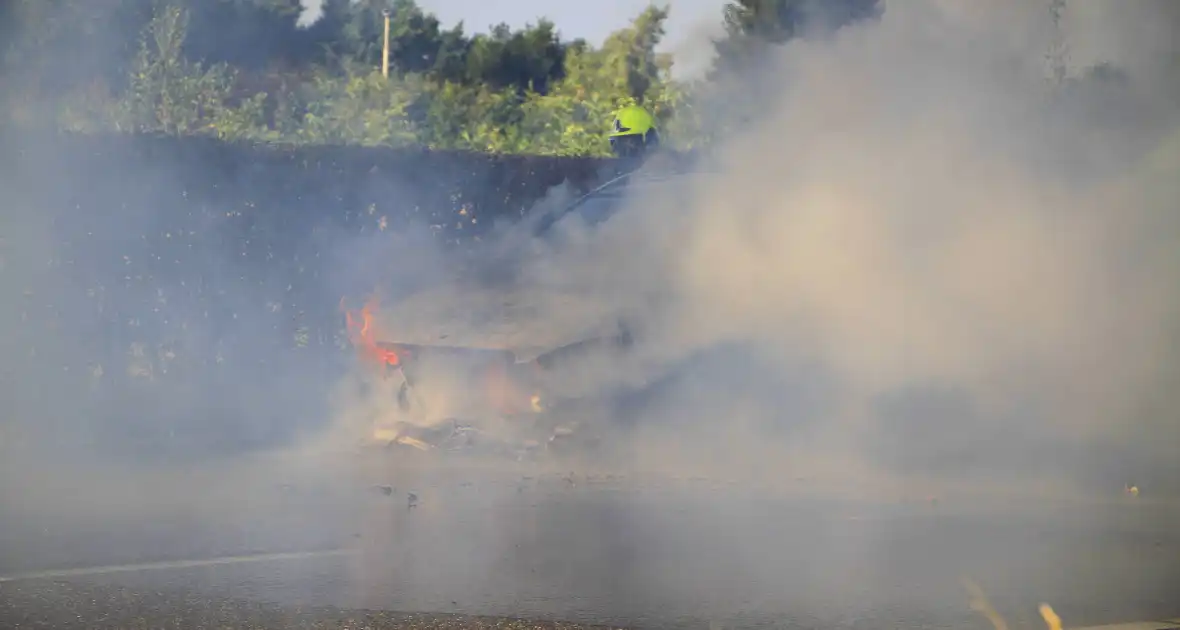 Autobrand verwoest voertuig - Foto 15