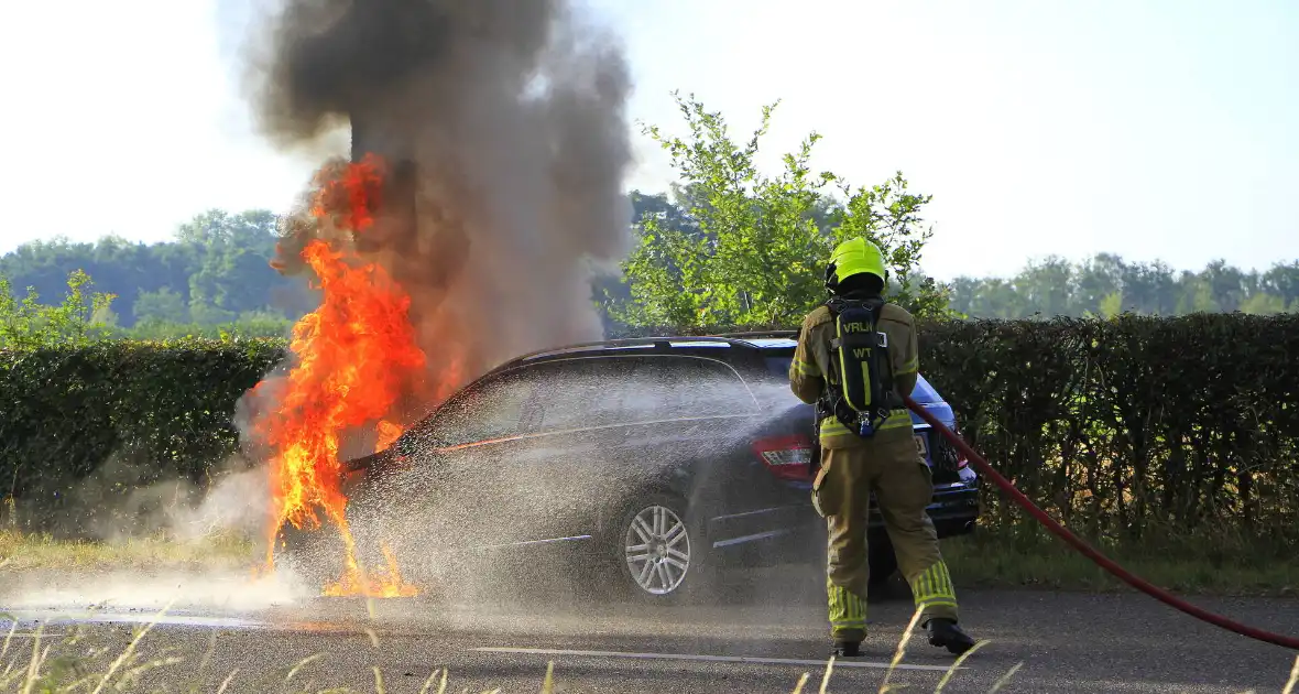 Autobrand verwoest voertuig - Foto 3