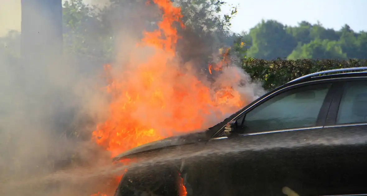 Autobrand verwoest voertuig - Foto 4