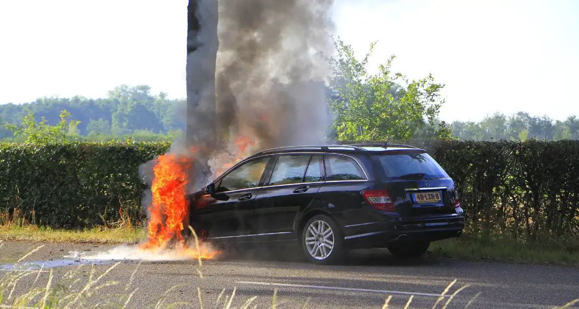 Autobrand verwoest voertuig - Foto 7