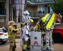 Los gewaaide parasol belandt op dak appartementencomplex