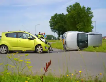 Auto belandt op zijkant na botsing, bestuurder aangehouden