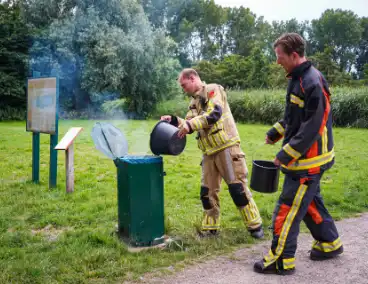 Brand in prullenbak gedoofd met emmers water