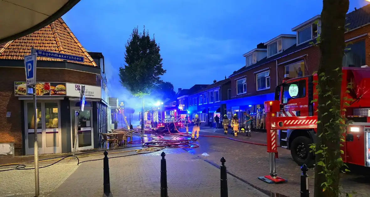 Brandweer grootschalig ingezet bij woningbrand - Foto 1