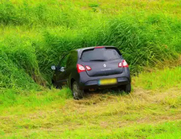 Automobilist mist afslag en belandt in berm