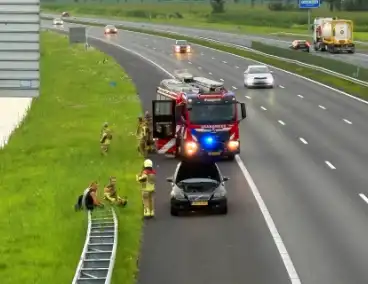 Bestuurder zet rokende auto op vluchtstrook