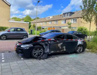 Brandweer redt geparkeerde auto's