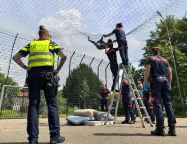 Brandweer redt jongen uit net