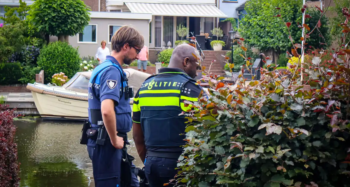 Hert gered uit de Rijn na sprongetje te water - Foto 7