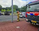 Auto kantelt bij kruising