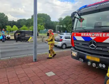 Auto kantelt bij kruising