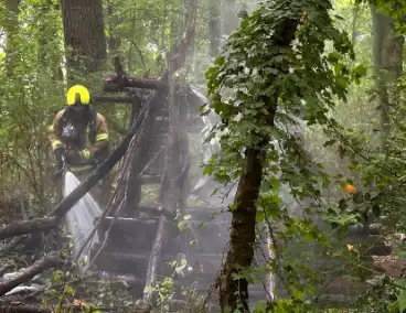 Brand in hut door onbekende oorzaak