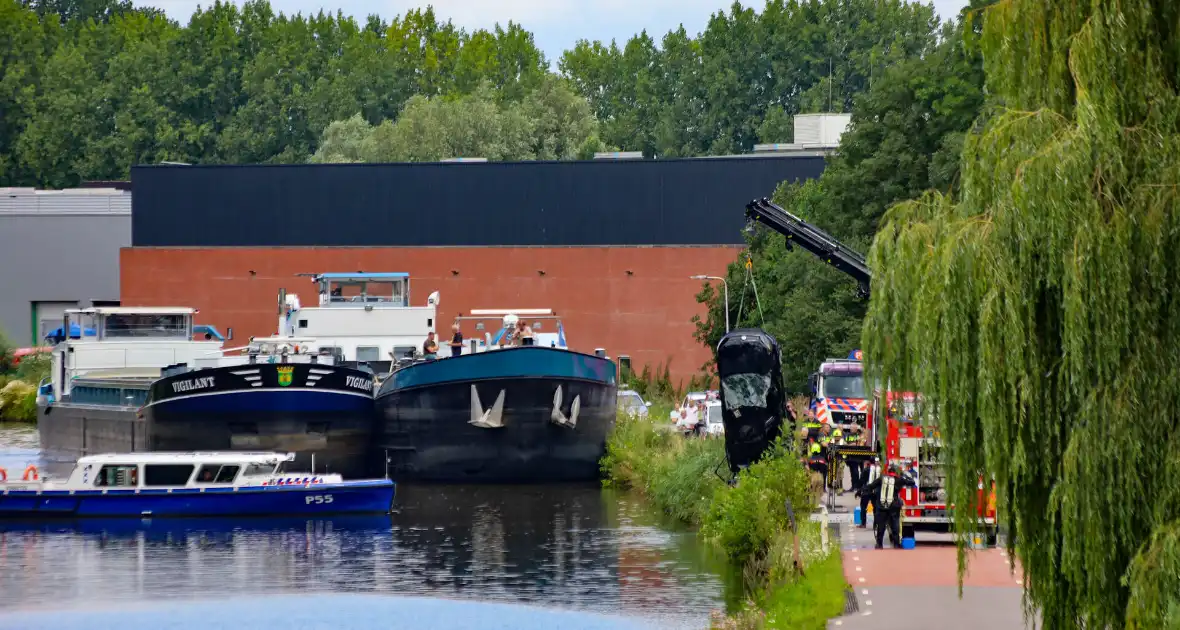 Auto te water in grote zoekactie