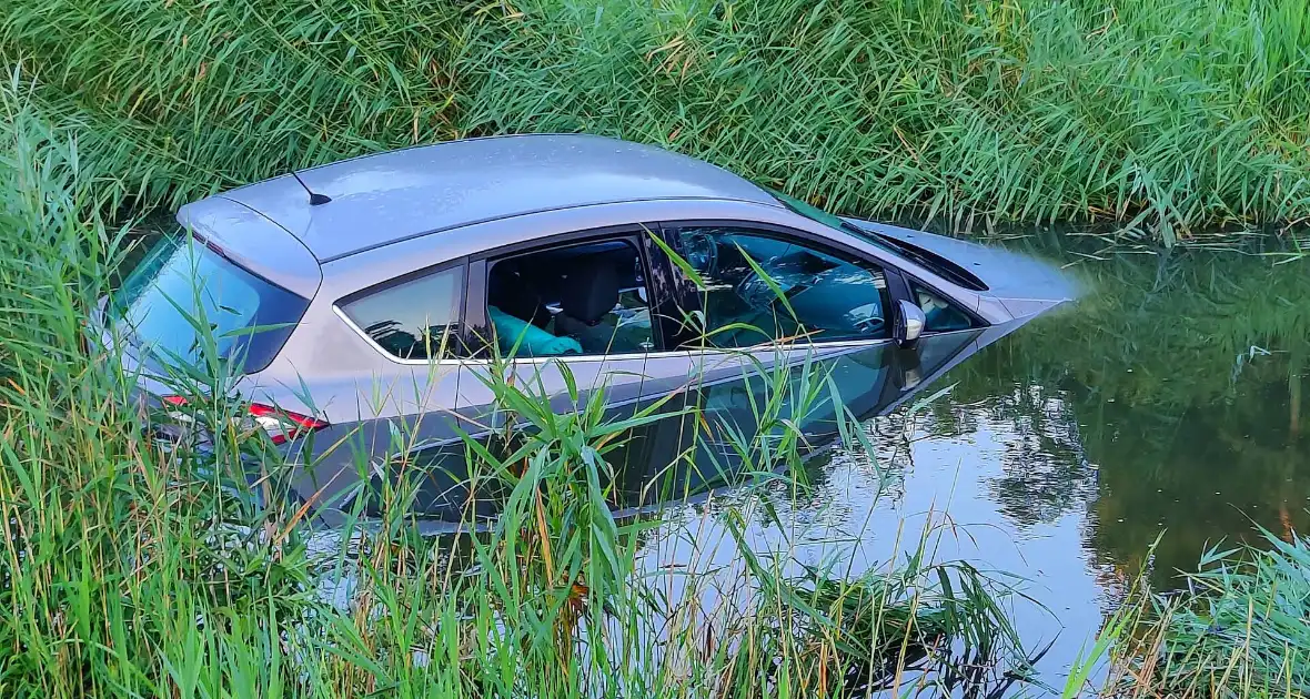 Oudere man gered uit te water geraakt voertuig