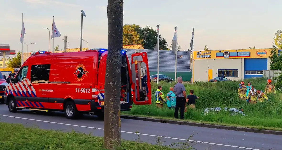 Oudere man gered uit te water geraakt voertuig - Foto 2