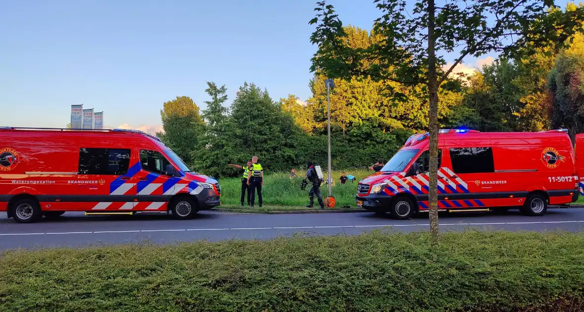 Oudere man gered uit te water geraakt voertuig - Foto 3