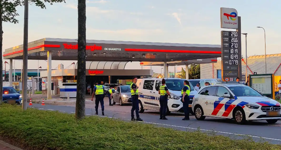 Oudere man gered uit te water geraakt voertuig - Foto 4