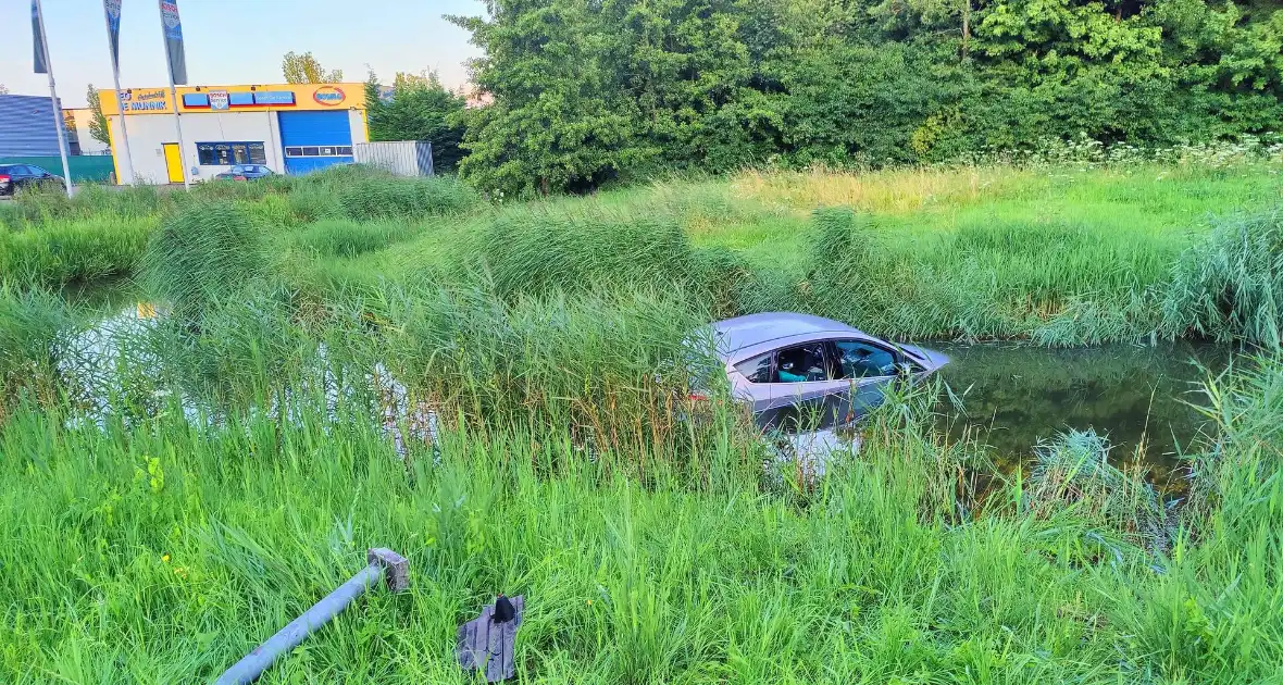 Oudere man gered uit te water geraakt voertuig - Foto 5