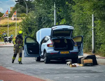 Auto in brand na rookontwikkeling tijdens rit