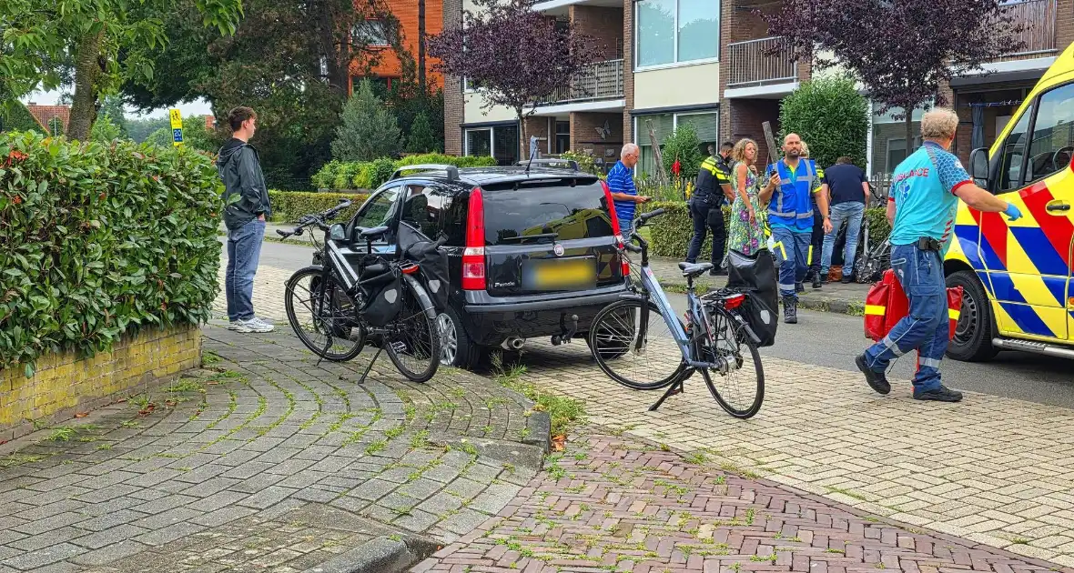 Fietsers botsen op elkaar, één naar ziekenhuis