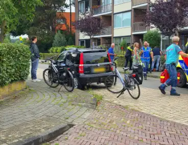 Fietsers botsen op elkaar, één naar ziekenhuis