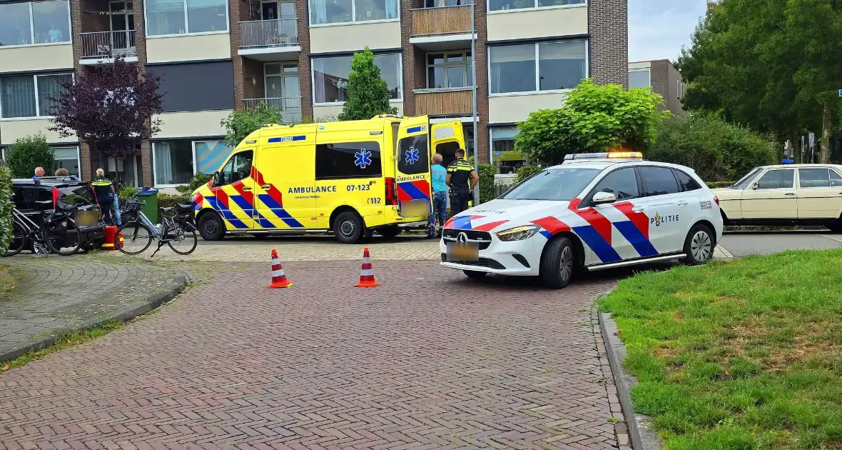 Fietsers botsen op elkaar, één naar ziekenhuis - Foto 1