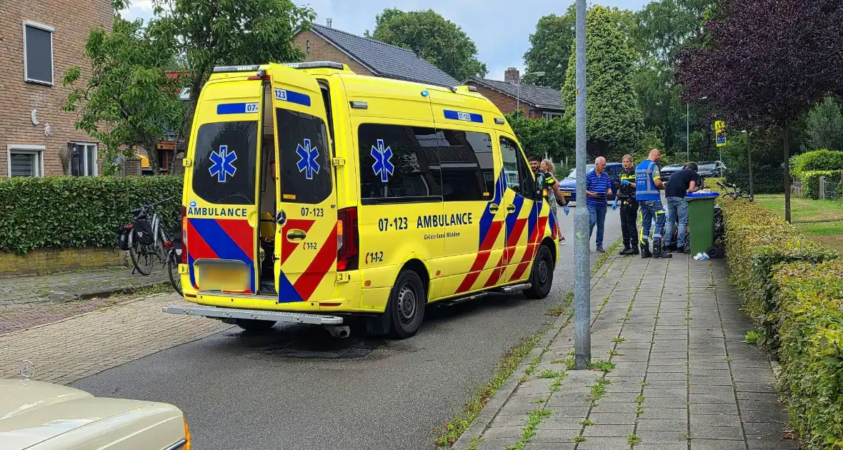 Fietsers botsen op elkaar, één naar ziekenhuis - Foto 2