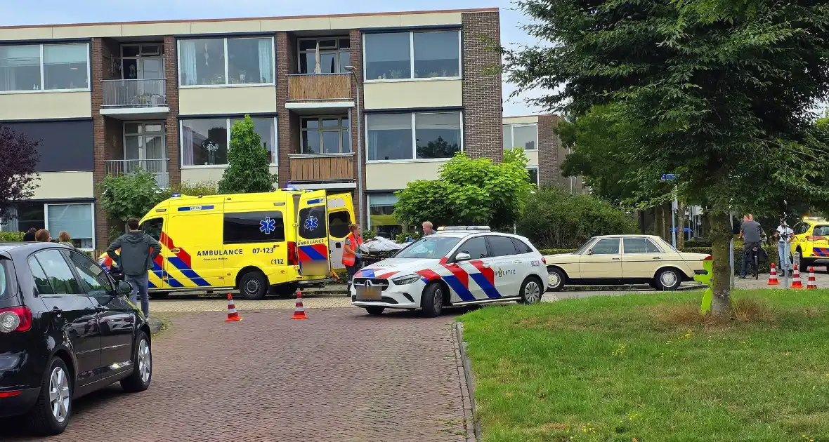 Fietsers botsen op elkaar, één naar ziekenhuis - Foto 3