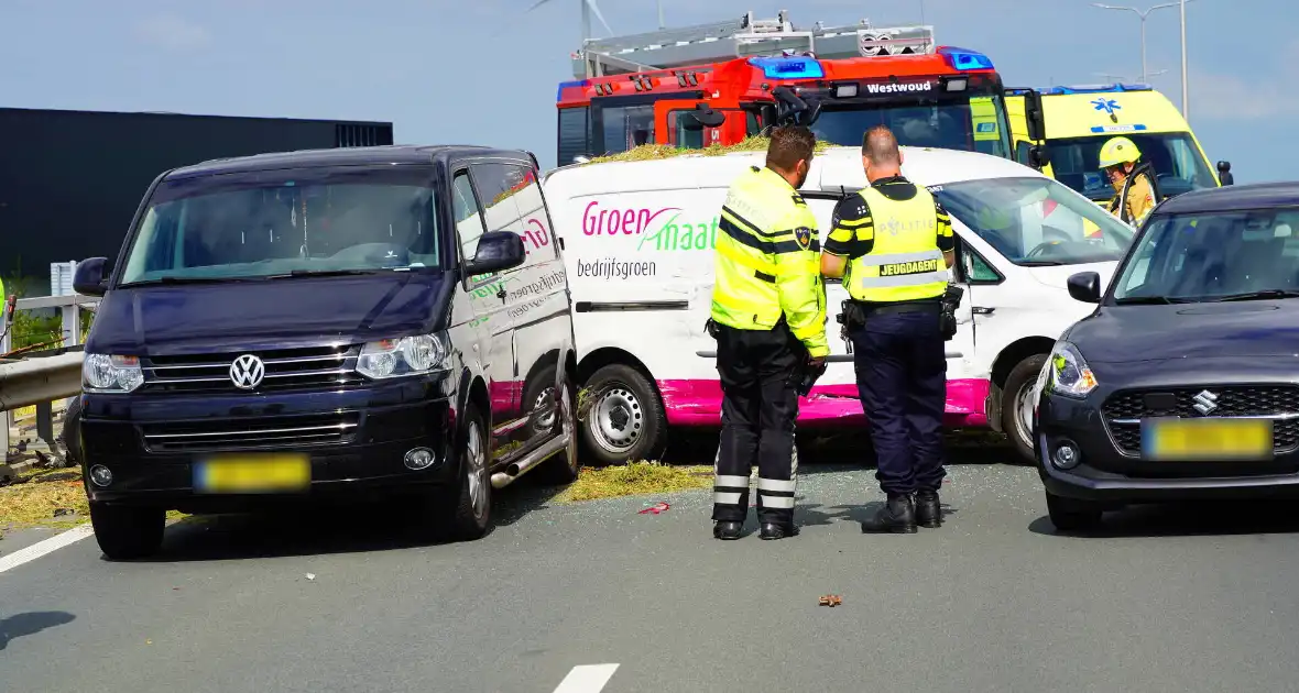 Meerdere auto's in botsing met aanhanger