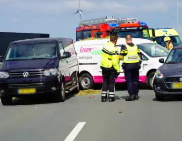 Meerdere auto's in botsing met aanhanger