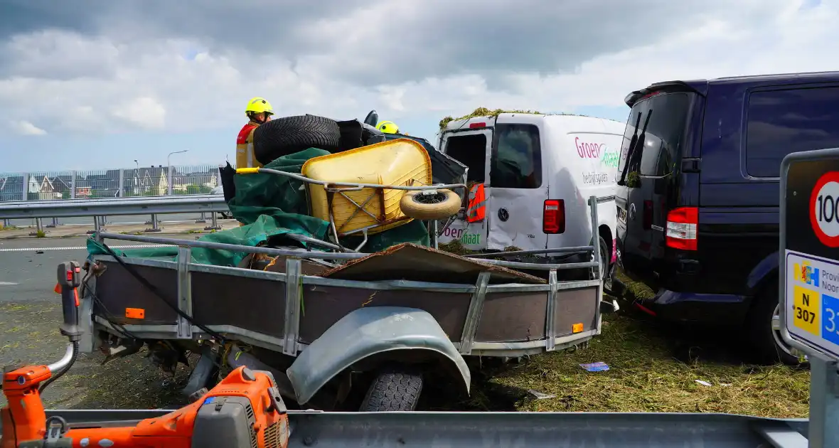 Meerdere auto's in botsing met aanhanger - Foto 1
