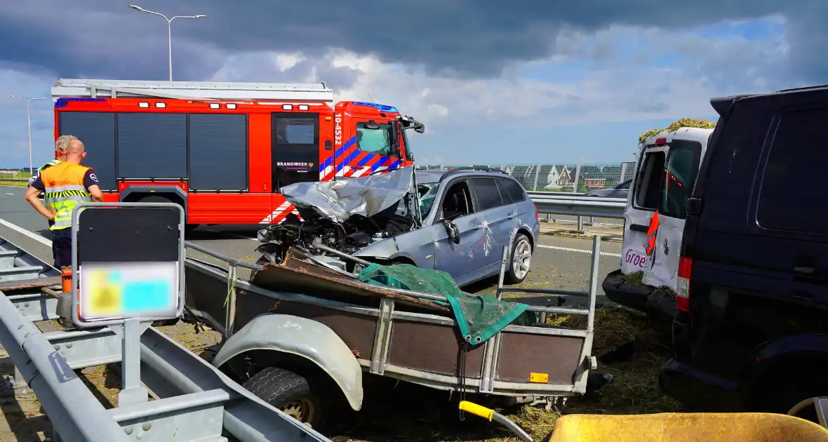 Meerdere auto's in botsing met aanhanger - Foto 11