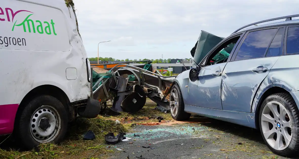 Meerdere auto's in botsing met aanhanger - Foto 12