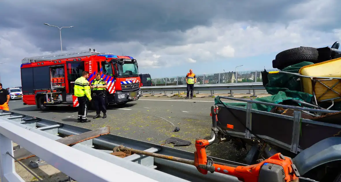 Meerdere auto's in botsing met aanhanger - Foto 2