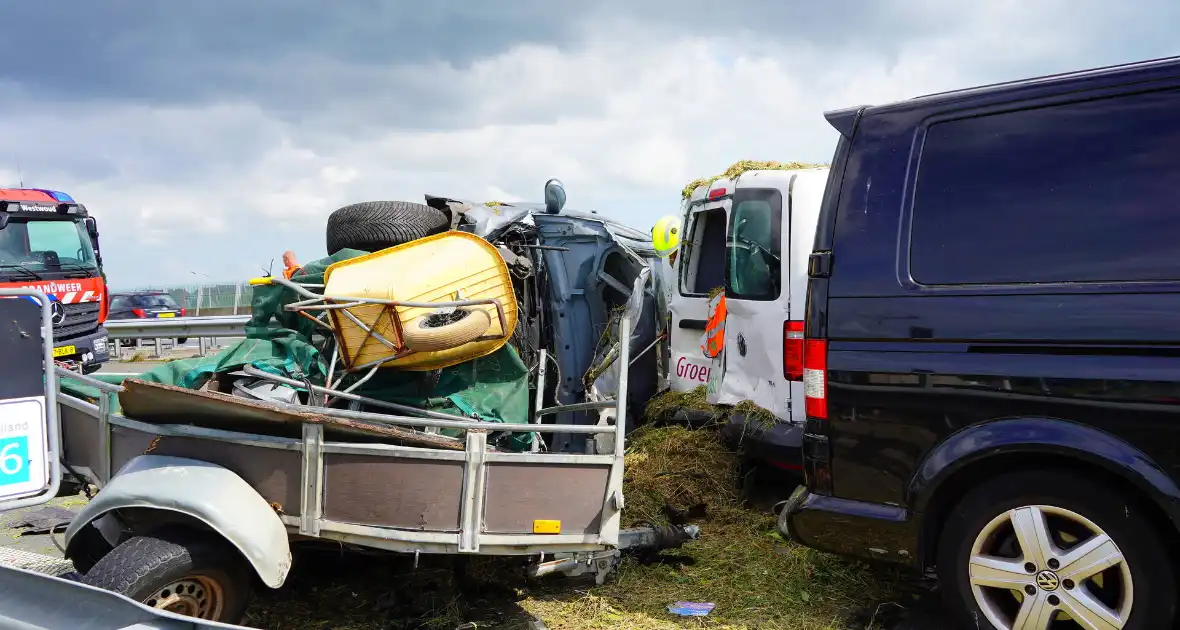 Meerdere auto's in botsing met aanhanger - Foto 3