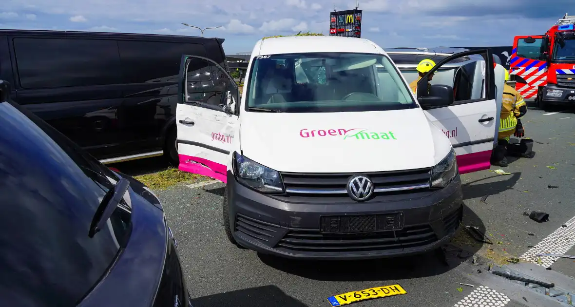 Meerdere auto's in botsing met aanhanger - Foto 4