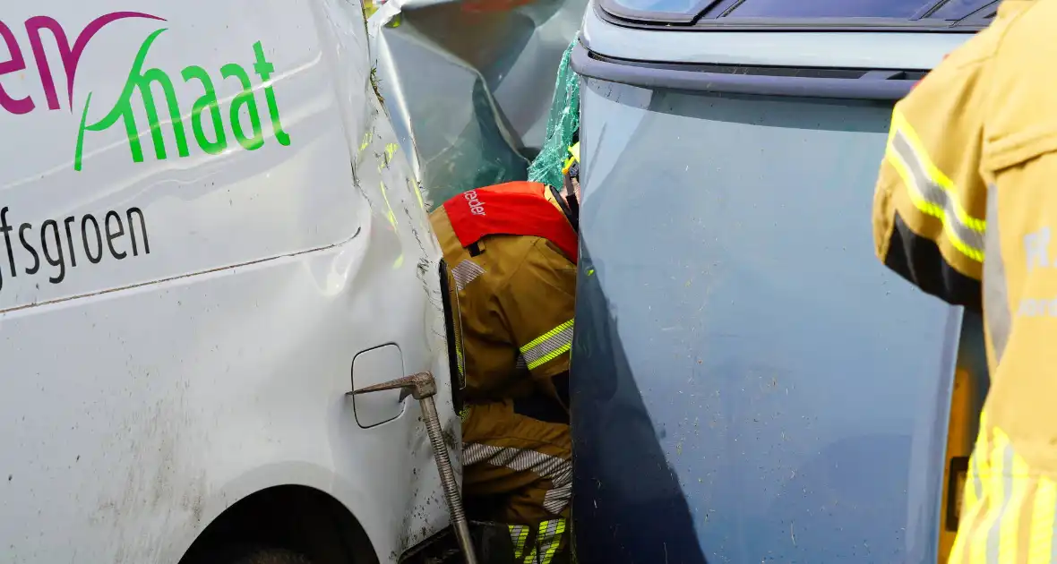 Meerdere auto's in botsing met aanhanger - Foto 6