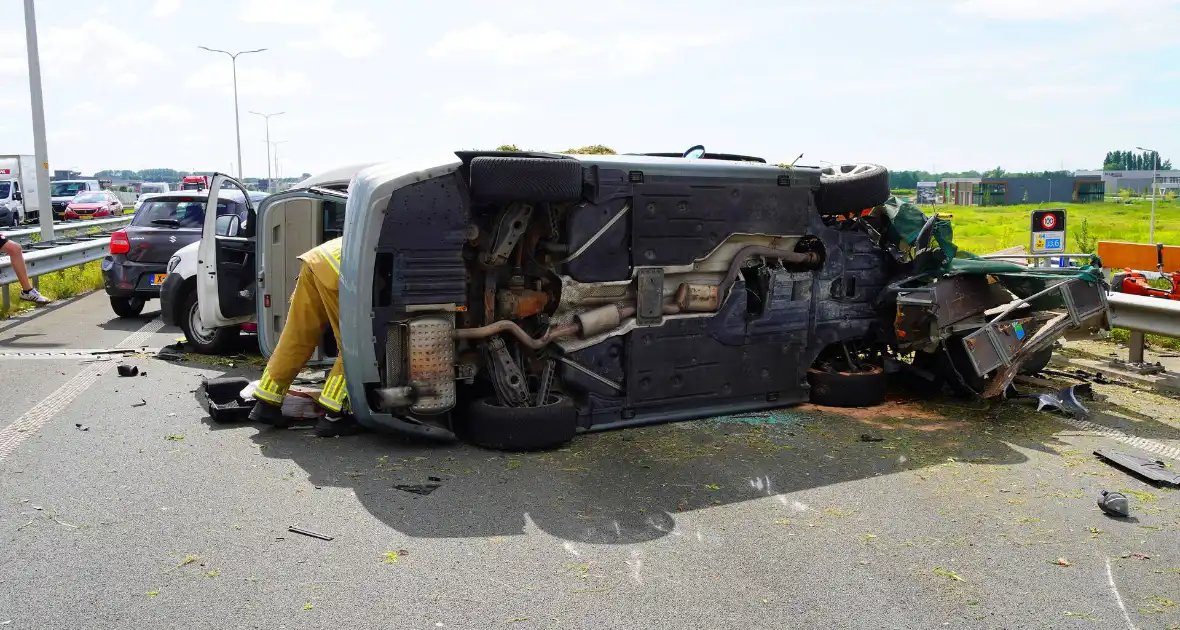 Meerdere auto's in botsing met aanhanger - Foto 7