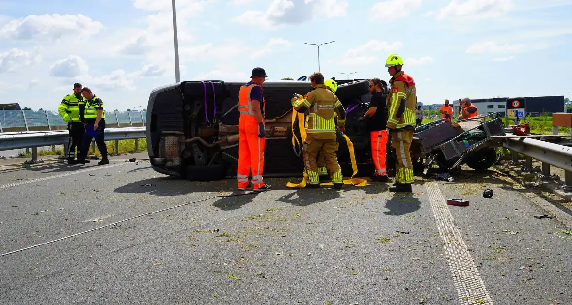 Meerdere auto's in botsing met aanhanger - Foto 9
