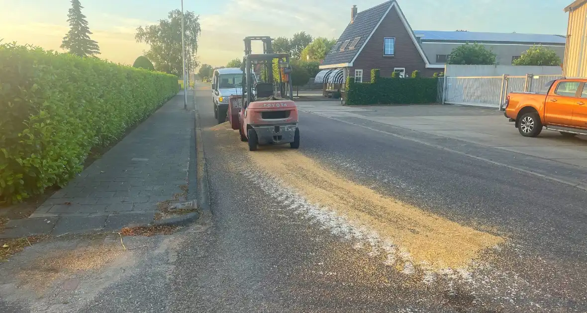 Tractor verliest grind op straat