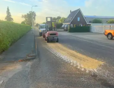 Tractor verliest grind op straat