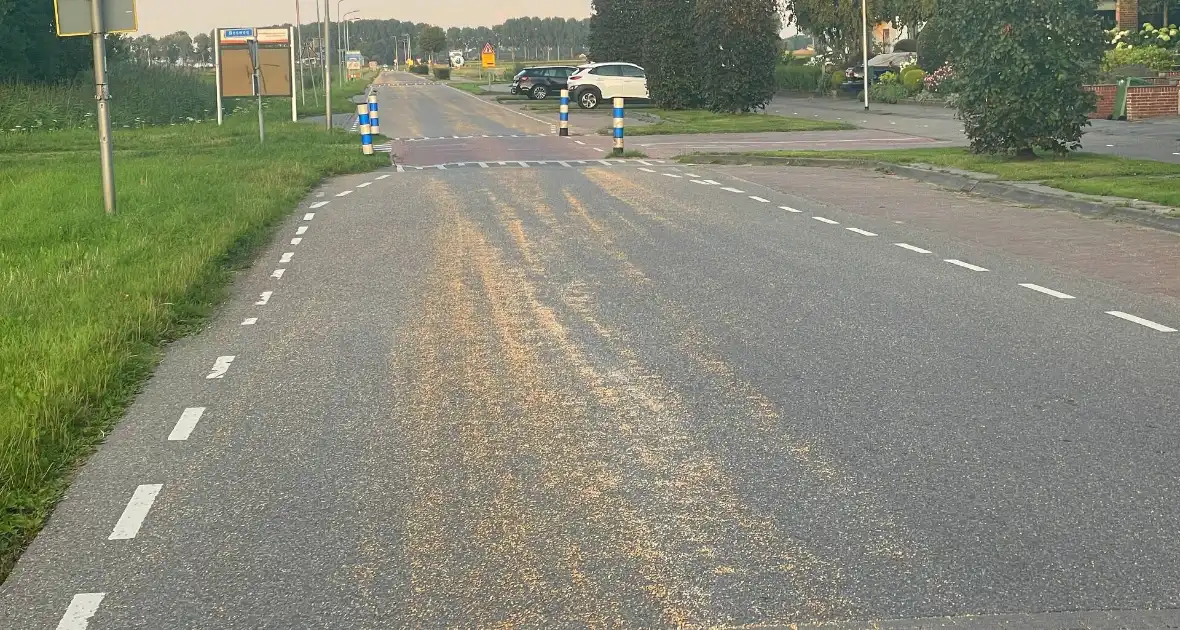 Tractor verliest grind op straat - Foto 1