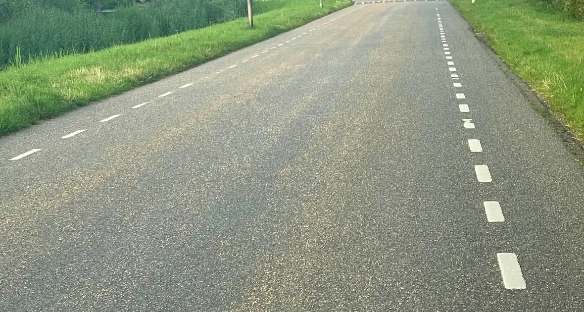 Tractor verliest grind op straat - Foto 10