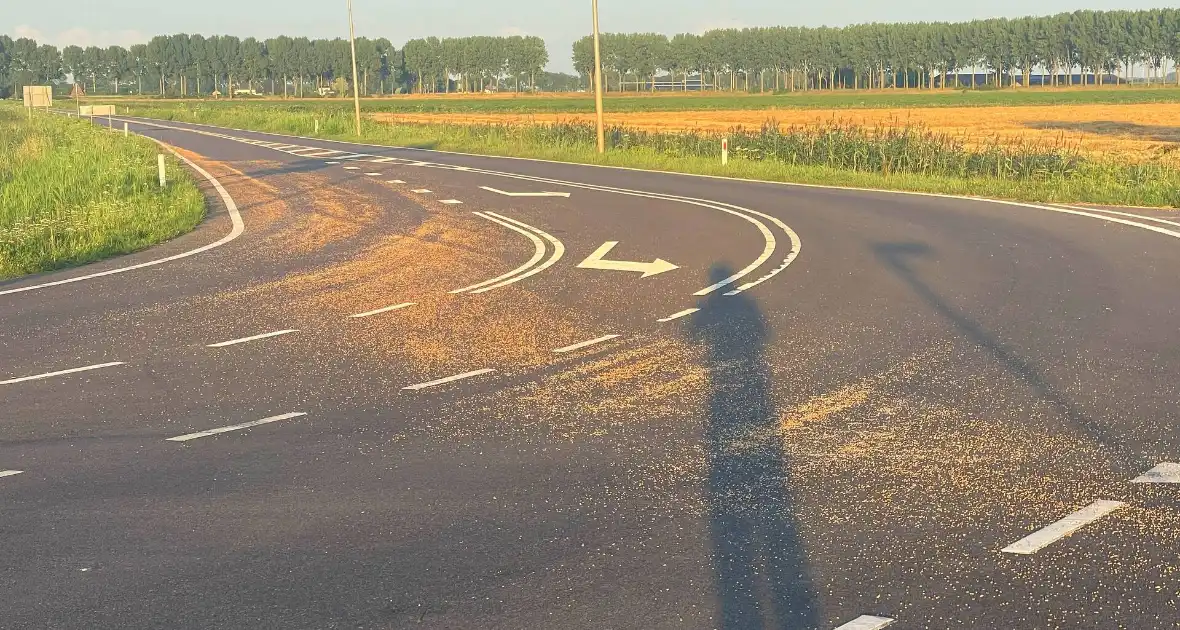 Tractor verliest grind op straat - Foto 2